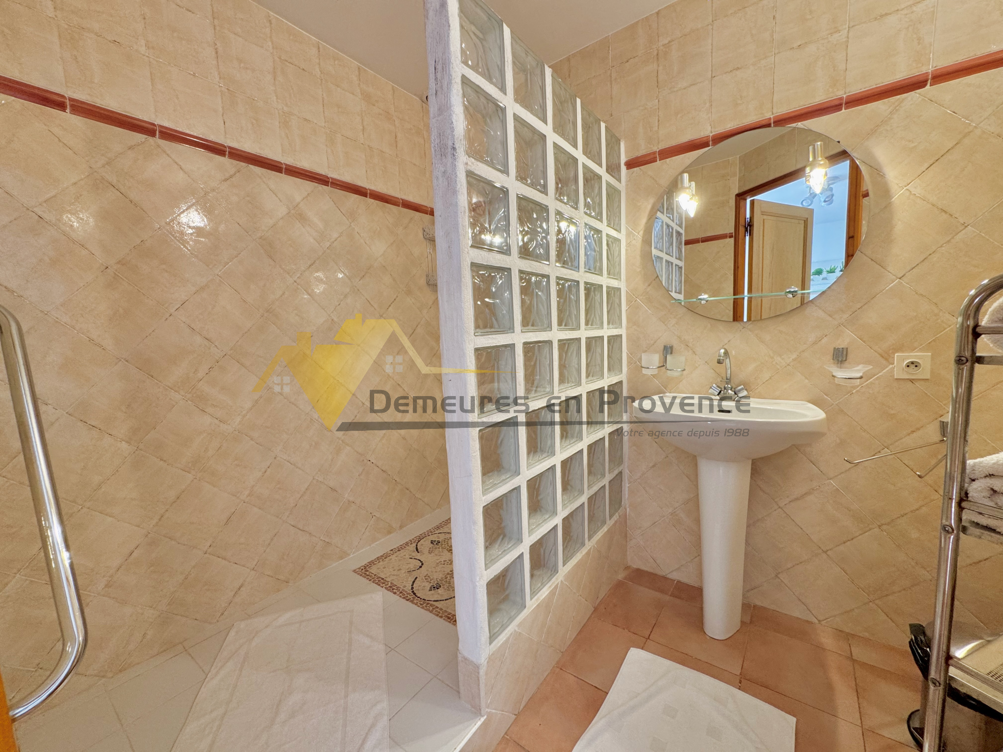 Image_32, Immeuble, Sablet, ref :3032
