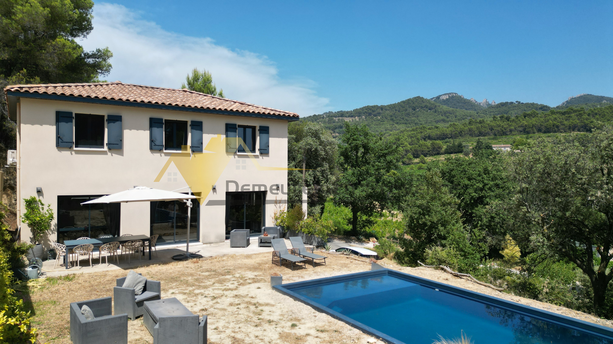 Vue imprenable sur les Dentelles de Montmirail, piscine, pre